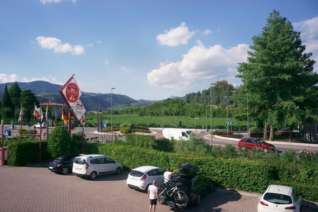 Hotel Valpolicella International ซานเปียโตร อิน กาเรียโน ภายนอก รูปภาพ